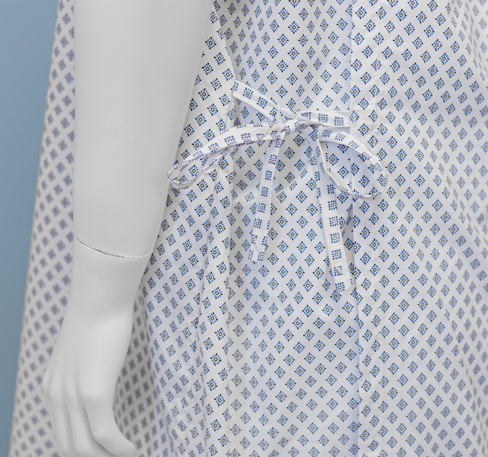 Ref. RT274 Bata paciente hospital Snowflakes manga corta. Foto 2