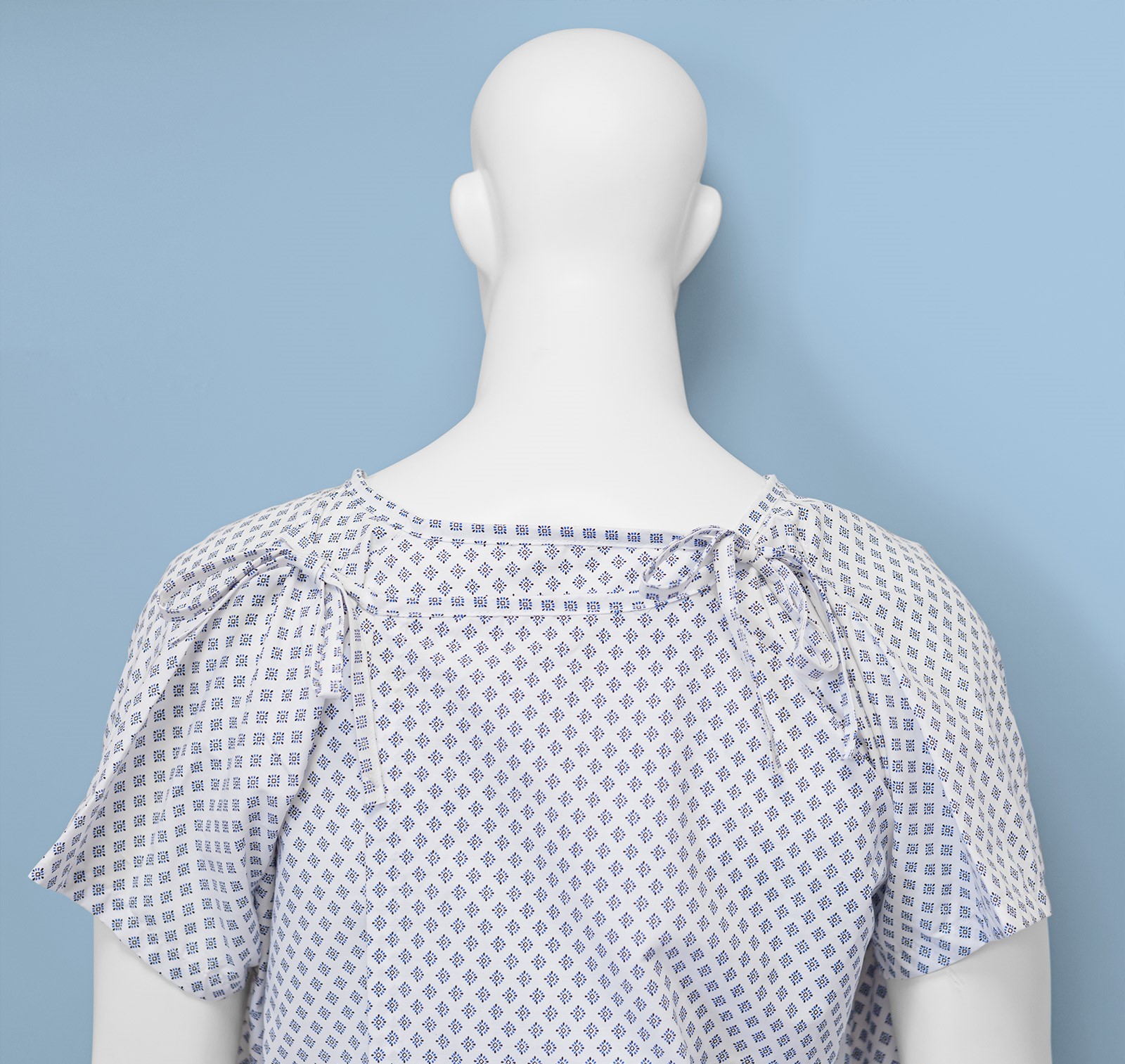 Ref. RT274 Bata paciente hospital Snowflakes manga corta. Foto 3