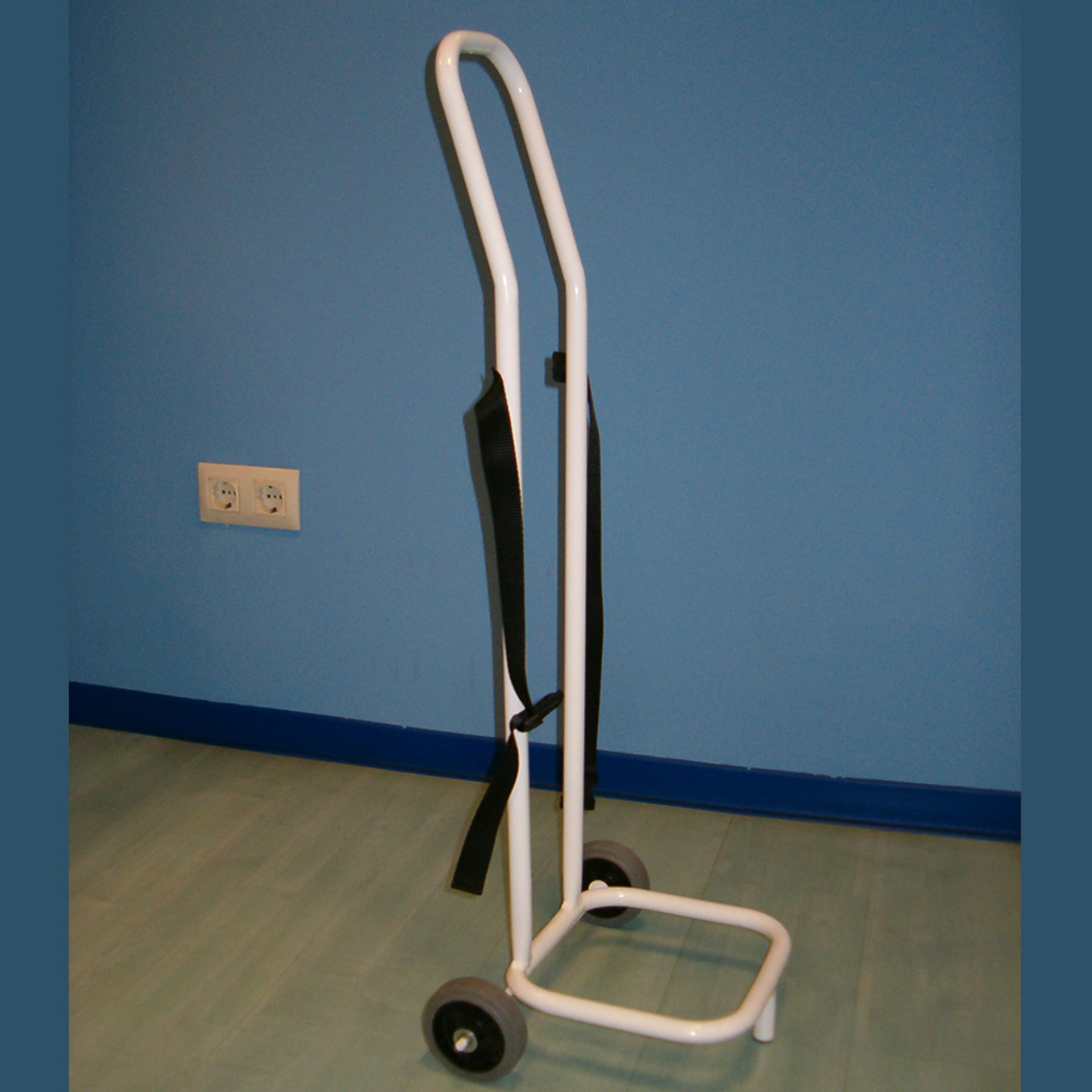 Ref. UG854 Carro con ruedas para Contenedor Maxi. Foto 1